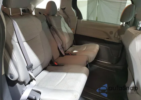 2021 Toyota Sienna Le z USA, uszkodzony, nr VIN 5TDKRKEC3MS050648